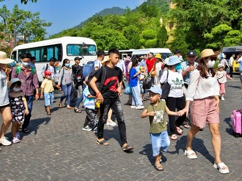 Vé máy bay đắt đỏ, du lịch chờ bùng nổ dịp lễ 30/4-1/5