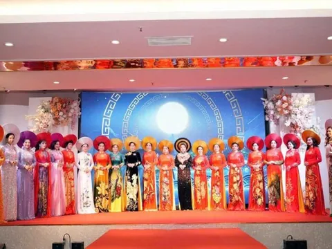 Nữ doanh nhân Thái Thị Thanh Thủy đạt giải Á hậu 1 – Hoa hậu quý bà đất Việt