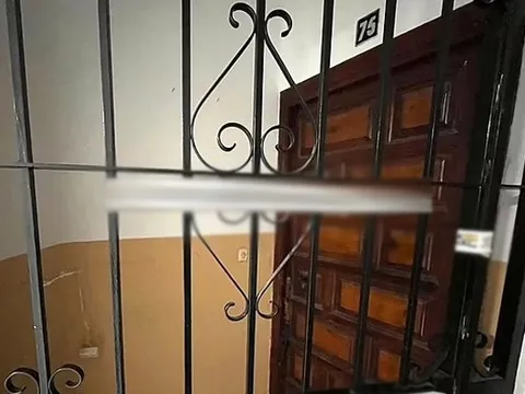 Đột nhập vào căn chung cư, 2 bố con sốc nặng khi thấy cảnh đáng sợ