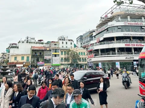 CSGT cảnh báo trước tình trạng tụ tập đông người tại tòa nhà 'Hàm cá mập'