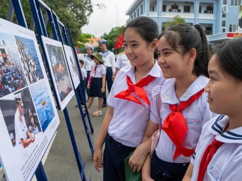 Triển lãm ảnh “Hoàng Sa, Trường Sa - Tổ quốc nơi đầu sóng”
