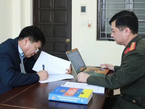 Khởi tố 2 đối tượng làm giả giấy tờ để con cháu gian lận tuổi vào CLB SLNA