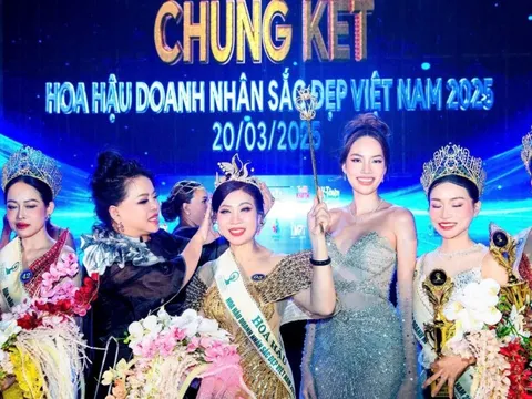 Nghệ nhân Hồ Thị Thanh Hương trao vương miện cho tân Hoa hậu Doanh nhân Sắc đẹp Việt Nam 2025