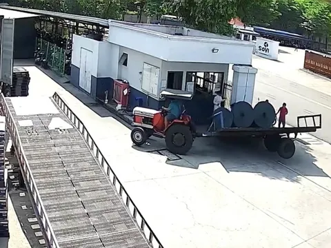 Cuộn vải rơi khỏi xe, đè nam bảo vệ tử vong ở Bình Dương