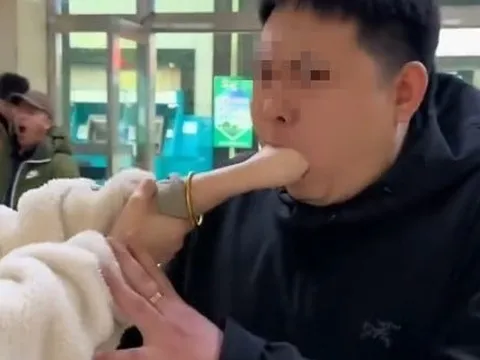 Làm theo thử thách trên mạng, cô gái kẹt tay trong miệng bạn trai