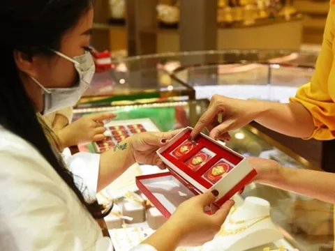 Dân văn phòng làm cả tháng không đủ mua nửa chỉ vàng