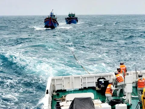 Vùng 3 Hải quân đưa 2 tàu cá cùng ngư dân gặp nạn vào bờ an toàn
