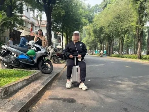 Xử lý người phụ nữ cưỡi vali chạy trên đường ở TP.HCM