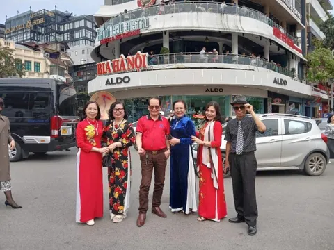 Người dân nô nức chụp ảnh với tòa nhà “Hàm cá mập” trước khi bị tháo dỡ