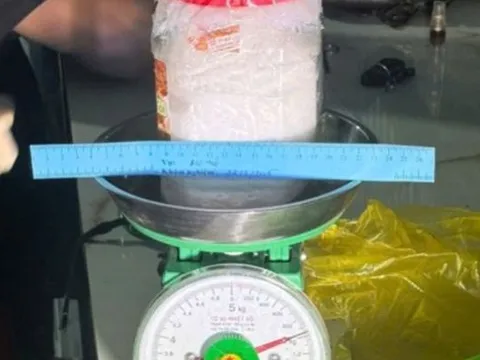 Kiểm tra phòng trọ, phát hiện nam thanh niên chôn gần 1kg ma túy sau nhà vệ sinh