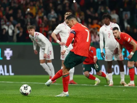 Bồ Đào Nha ngược dòng kịch tính, Ronaldo lập công chuộc lỗi
