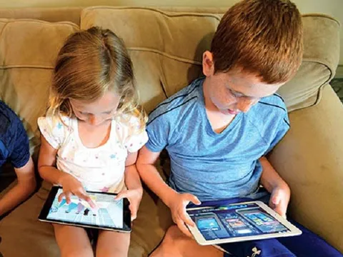 Trẻ chậm phát triển ngôn ngữ do tiếp xúc sớm với thiết bị điện tử