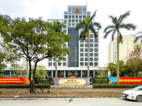 Tạm dừng trình đề án sắp xếp, sáp nhập huyện, xã theo tiêu chuẩn cũ