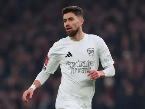 Ngôi sao Arsenal gây sốc khi dành kỳ nghỉ để nói chuyện với một câu lạc bộ khác