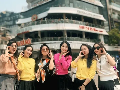 Nghệ sĩ, người dân, du khách tiếp tục ùn ùn đổ về checkin “chia tay” tòa nhà Hàm cá mập