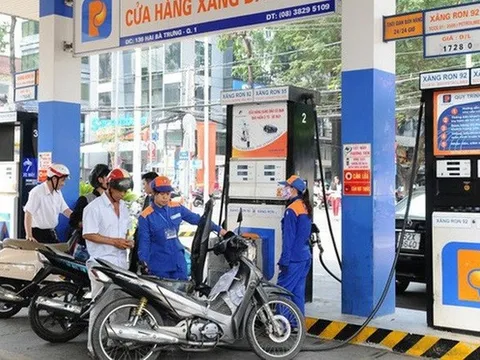 Giá xăng tiếp đà tăng