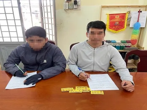 Xử phạt 2 thanh niên được thuê rải tờ rơi quảng cáo cho vay tiền