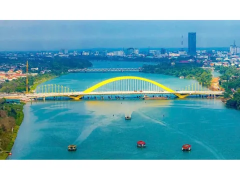Thông xe cây cầu với hình tượng 'Hạc chầu Thiên Mụ' qua sông Hương