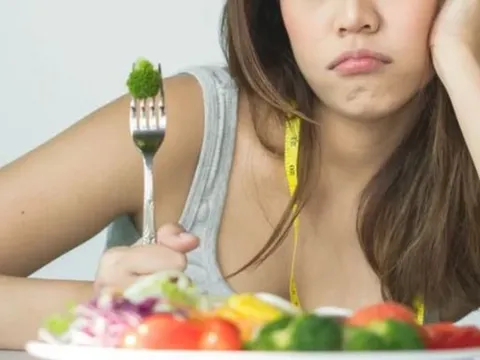 Xuất hiện dấu hiệu "lạ" khi ăn kiêng, người phụ nữ ngỡ ngàng khi biết mắc ung thư giai đoạn cuối