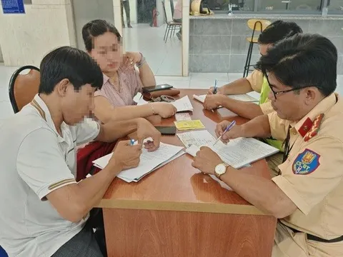 Xử phạt tài xế dùng xe cứu thương chở dàn diễn viên đến sự kiện