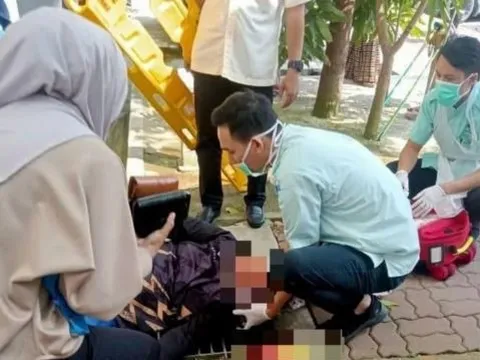 Đang đi bộ, người phụ nữ bị xe đạp rơi trúng đầu