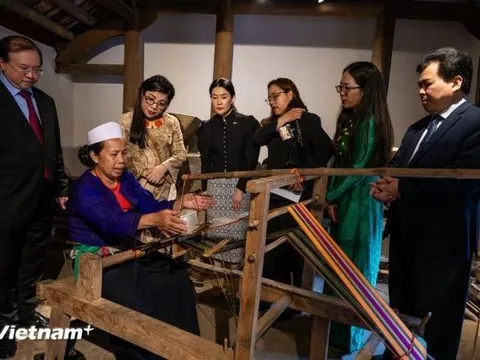 Hai Phu nhân Thủ tướng Việt Nam và Singapore thăm Bảo tàng Dân tộc học Việt Nam