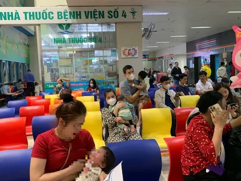 Bệnh nhi mắc sởi nặng mới chuyển đến Bệnh viện Nhi Trung ương