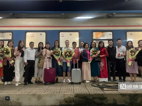 Du khách hào hứng trên chuyến tàu “0 đồng” về khám phá "đất võ trời văn" Bình Định