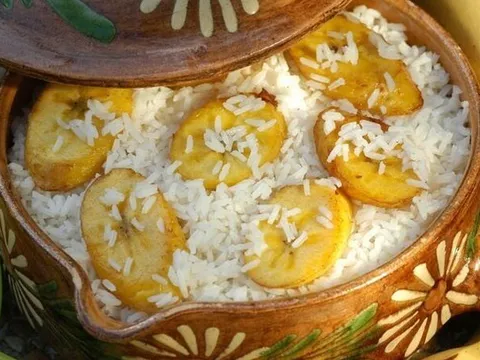 Nấu cơm cho thêm quả chuối, nghe lạ nhưng bất ngờ công dụng "vàng 10"
