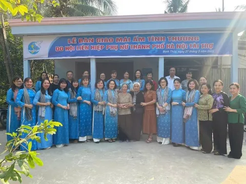 Hội LHPN Hà Nội thăm, tặng quà tri ân những tấm gương phụ nữ tiêu biểu tham gia Đội quân tóc dài và phong trào Đồng Khởi