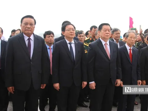 Trưởng Ban Tuyên giáo và Dân vận Trung ương Nguyễn Trọng Nghĩa dâng hoa, dâng hương tại Tượng đài chiến thắng Núi Bà