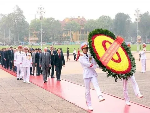 Tổng thống Brazil vào Lăng viếng Chủ tịch Hồ Chí Minh, tưởng niệm các anh hùng liệt sĩ