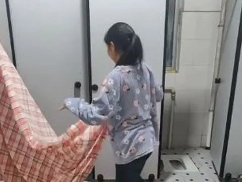 Cô gái 18 tuổi sống trong toilet cửa hàng để tiết kiệm tiền