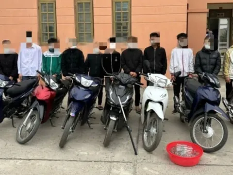 Cầm hung khí đi đánh nhau, 12 thanh thiếu niên bị khởi tố