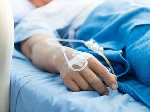 Người đàn ông 50 tuổi nguy kịch sau khi ăn cơm rang