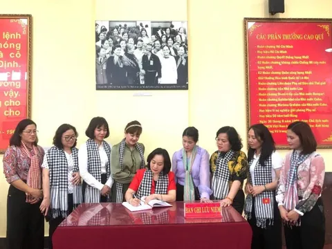 Đoàn công tác Hội LHPN Hà Nội dâng hương tưởng nhớ Nữ tướng Nguyễn Thị Định