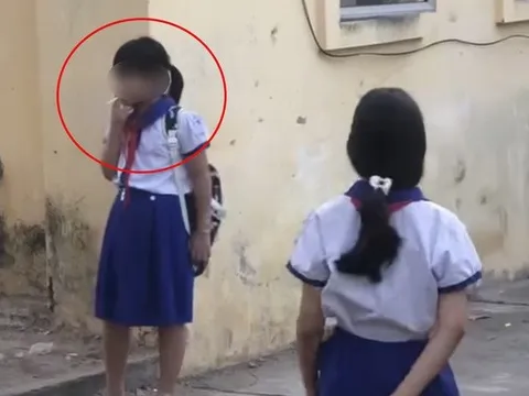Xôn xao clip 5 nữ sinh tiểu học hút thuốc phì phèo trong sân trường