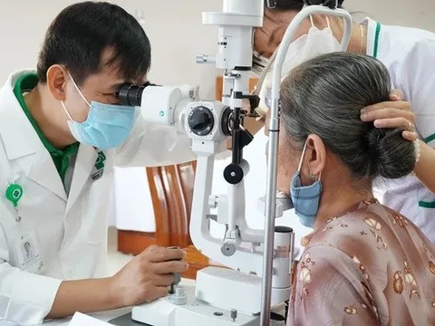 Mắt mờ bất thường, người phụ nữ bị tắc tĩnh mạch trung tâm võng mạc