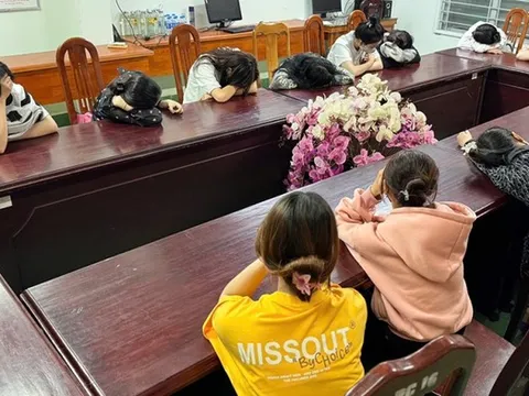 Bắt mẹ chồng và nàng dâu cầm đầu đường dây mua bán dâm "tiếp viên" 13-22 tuổi