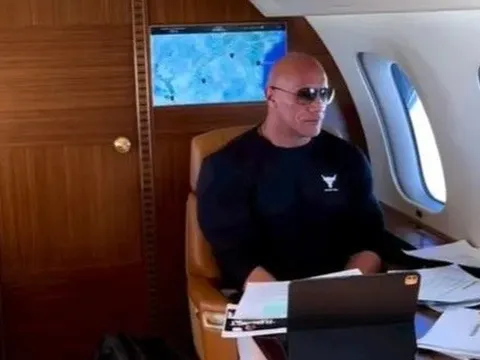 Máy bay riêng của tài tử The Rock gặp sự cố giữa không trung