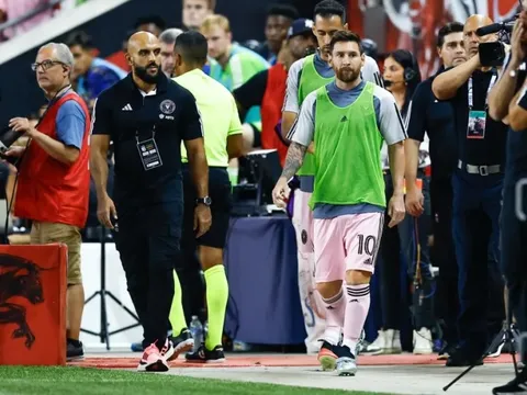 Vệ sĩ của Messi bị cấm vào sân: "Hãy để tôi giúp Messi"