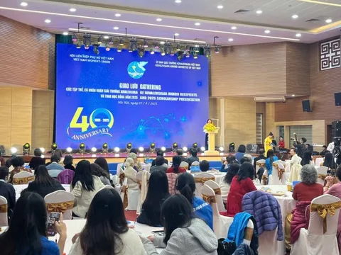 Giao lưu các thế hệ nhận Giải thưởng Kovalevskaia