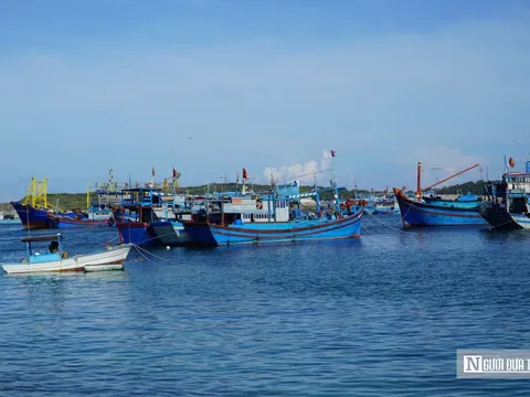 Tàu chở 22 ngư dân chìm trên vùng biển đảo Phú Quý