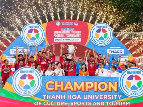 Phó Thủ tướng Mai Văn Chính trao cúp vô địch Giải bóng đá Thanh Niên sinh viên quốc tế 2025