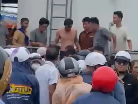 Vụ 22 người dân bị chìm tàu: 2 thuyền viên được cứu sống, ngày mai sẽ đưa về đất liền