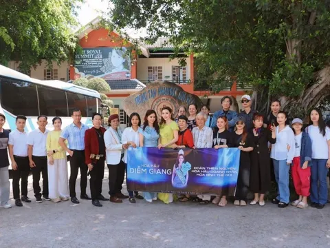 Hoa hậu Diễm Giang thăm trẻ em mồ côi trong chuyến về Việt Nam ngắn ngày