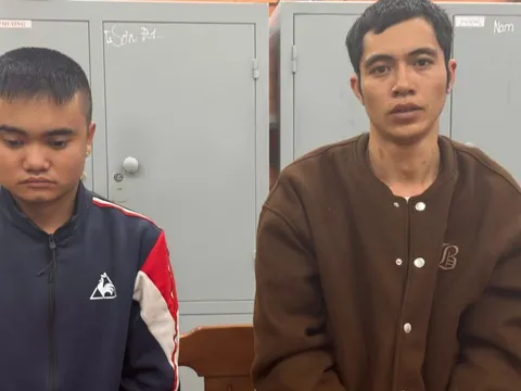 Bắt 2 thanh niên vờ giúp người phụ nữ hỏng xe rồi cướp tài sản