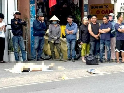 Đang dắt xe máy, người đàn ông ngã xuống đường rồi tử vong