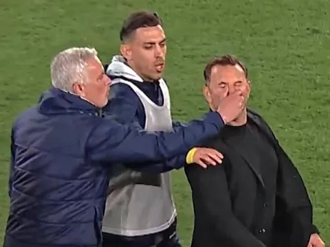 Mourinho gây tranh cãi khi có "hành động lạ" với HLV đối phương