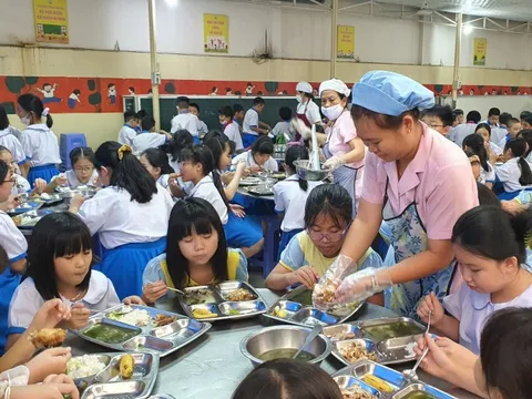 Cơ sở giáo dục tổ chức bữa ăn bán trú phải bảo đảm điều kiện về an toàn thực phẩm